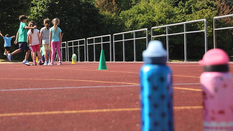 Jungs und Mädels übern zusammen den Weitsprung. Foto: Daniel Ruppert