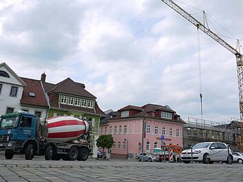 Klarer Fall für die Städtebauförderung: Wenn der Neustadter Marktplatz neu gestaltet wird, können die Stadt sowie private Bauherren auf finanzielle Unterstützung des Bundes und des Freistaates Bayern bauen. Foto: Berthold Köhler