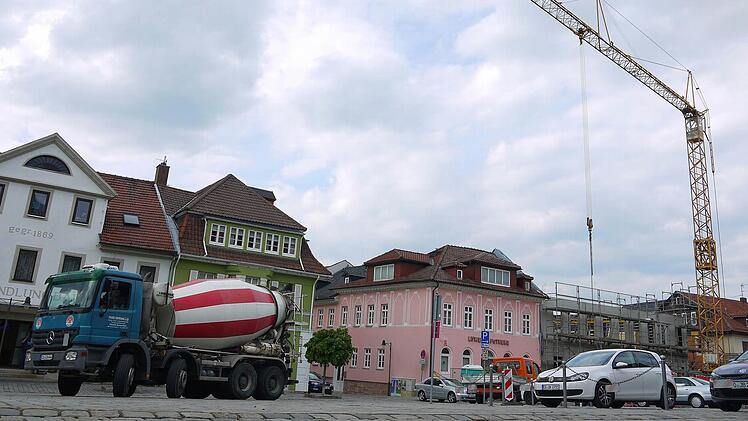 Klarer Fall für die Städtebauförderung: Wenn der Neustadter Marktplatz neu gestaltet wird, können die Stadt sowie private Bauherren auf finanzielle Unterstützung des Bundes und des Freistaates Bayern bauen. Foto: Berthold Köhler