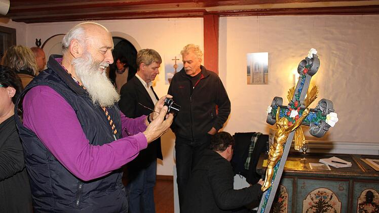 Das in Gold und frischen Farben strahlende Kreuz zog viele Blicke auf sich.  Foto: Evi Seeger