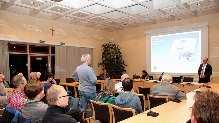 Bürgermeister Heinrich Süß (r.) musste nur wenige Fragen beantworten.Richard Sänger
