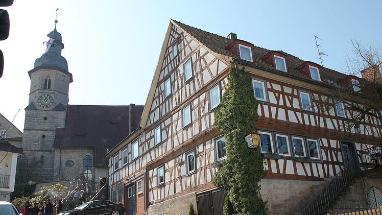 Neben der evangelischen Kirche in Mitwitz steht das Fachwerkgebäude der  Gastwirtschaft Häublein. Foto: Herbert Fischer