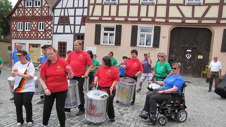 Die Sambasticos aus der Wefa heizten mit ihren lateinamerikanischen Rhythmen  dem Dekanatskirchentag in Seßlach tüchtig ein. Foto: Martin Koch