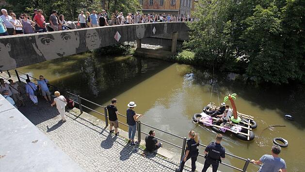 Mit einer schwimmenden "Steueroase" machte Attac Bamberg auf legale und illegale Steuertricks aufmerksam.  Fotos: Bernd Zw&ouml;nitzer/Archiv