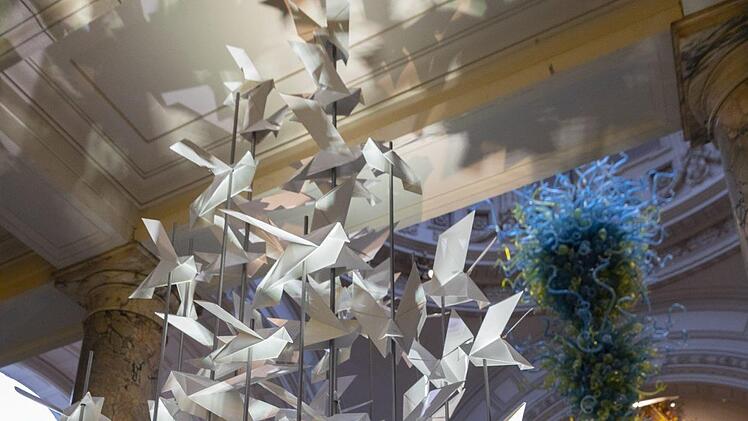 200 Vögel bilden die Form des Coburger Weihnachtsbaums in London.Victoria and Albert Museum, London