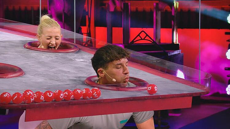 Zwischen Edda (l.) und Micha kriselt es nicht nur beim Spiel "Aus dem letzten Loch blasen".