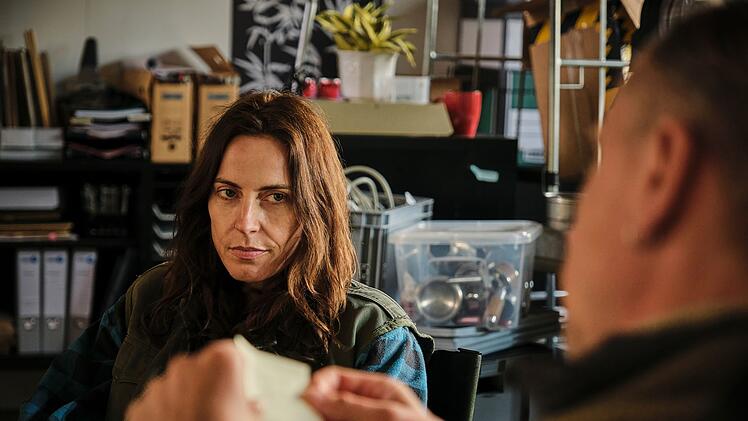 Fahrrad-Kollektiv-Chefin Zoe (Antje Traue) und Benjamin Menz (Robert Stadlober) unterhalten sich. Die beiden Gaststars des neuen "Tatorts" aus Ludwigshafen bleiben in ihren Rollen lange Zeit undurchschaubar.