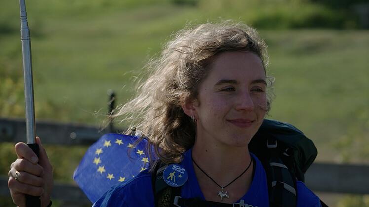 Ceira Casey-Seargent hat sich einem Protestmarsch angeschlossen, dessen Teilnehmerinnen und Teilnehmer zu Fu&szlig; von London bis  vor das EU-Parlament in Br&uuml;ssel ziehen. Ihre Botschaft: "Rejoin! - Wiedereintritt!"