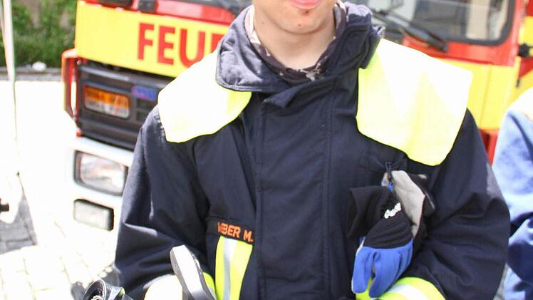 Meikel Weber zeigt ein sogenanntes Hohlstrahlrohr für einen Löschinnenangriff.