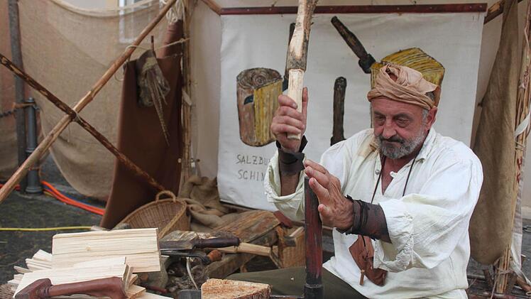 Robert Gagel zeigt Neugierigen auf dem Altstadtfest, wie man mit Schindeln hantiert. Fotos: Markus Häggberg