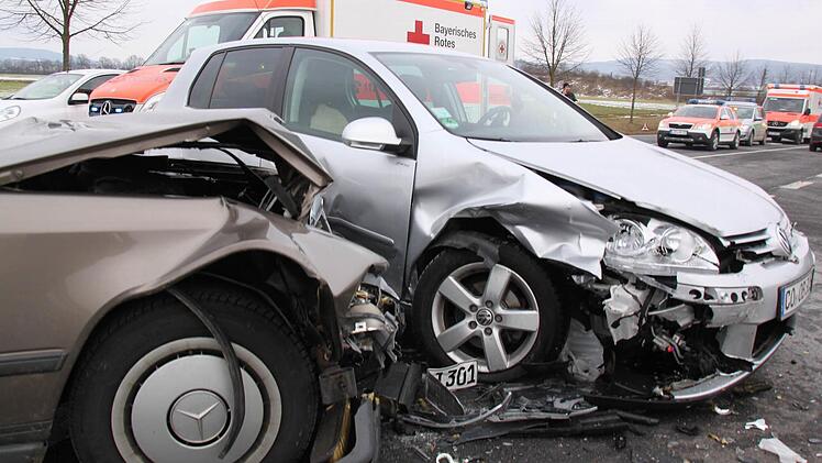 Der Fahrer eines VW Golf übersah am Mittwochnachmittag beim Abbiegen einen herannahenden, vorfahrsberechtigten Mercedes. Beim Zusammenstoß wurden zwei Insassinnen der Autos verletzt. Foto: Matthias Einwag