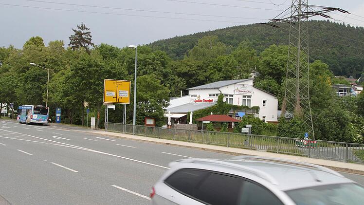 Die Spur des bewaffneten Lidl-Räubers haben Personensuchhunde der Polizei bis in Höhe der Gastwirtschaft "Hähnchenwirt" verfolgt. Foto: Alexander Hartmann
