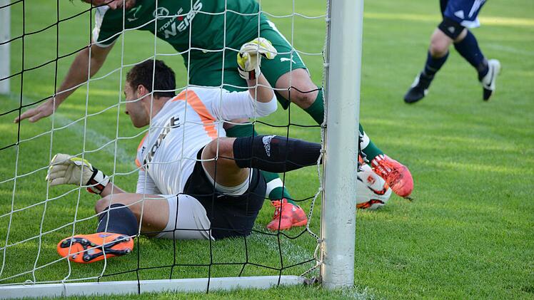 Dann fällt er über den Kasendorfer Keeper in den Torraum. Foto: Alexander Muck