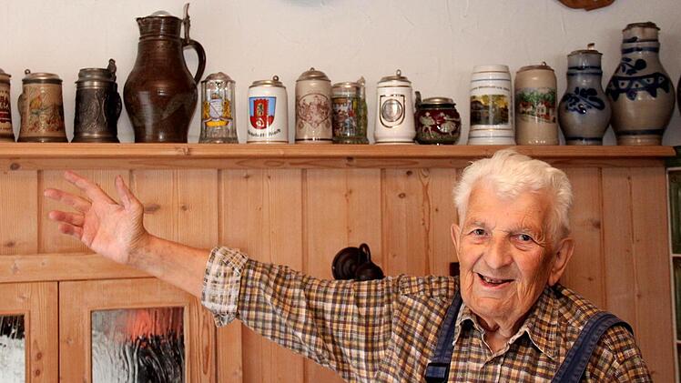 Hans Wichert ist stolz auf seine Krugsammlung. Foto: Johanna Blum