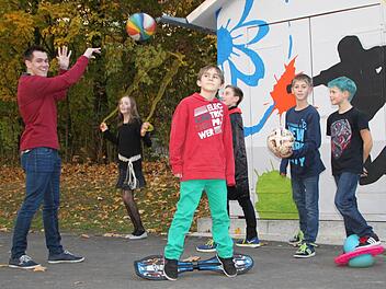 Mit einfachen Mitteln leitet Christian Pieper, Physiotherapeut an der Prümmer-Klinik, Schüler der Realschule spielerisch an. Foto: Ulrike Müller