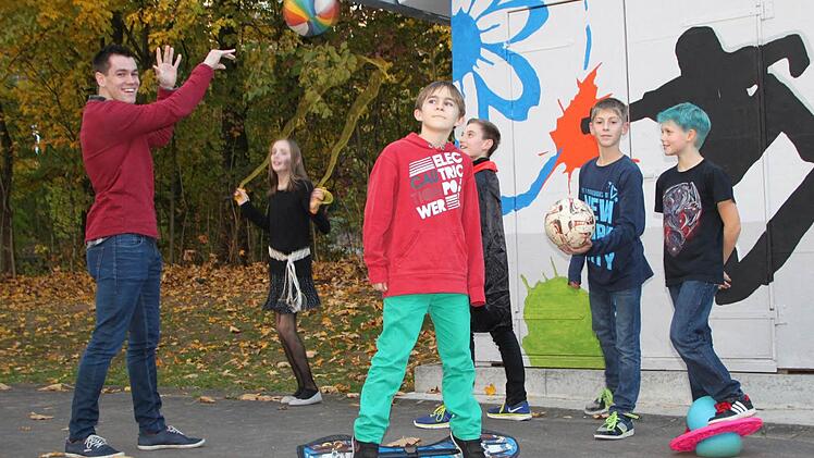 Mit einfachen Mitteln leitet Christian Pieper, Physiotherapeut an der Prümmer-Klinik, Schüler der Realschule spielerisch an. Foto: Ulrike Müller