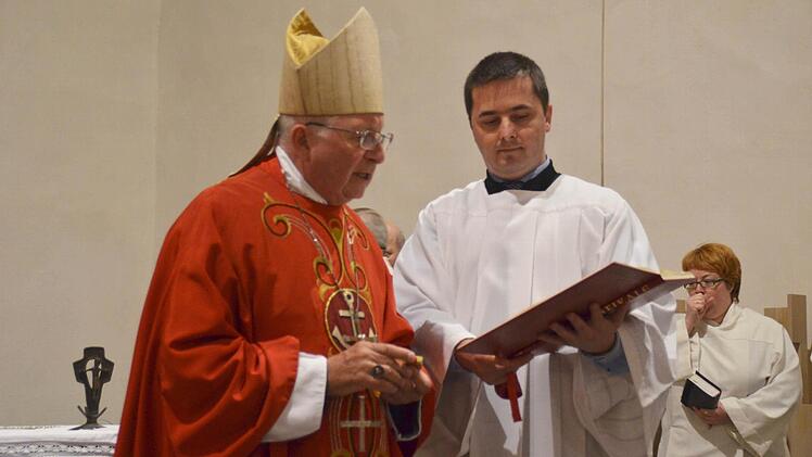 Hier hält Weihbischof Ulrich Boom das Reliquienkästchen bereits in seinen Händen und spricht ein Gebet. Kurze Zeit später platziert er es in der Kapsel im Altar. Foto: Kathrin Kupka-Hahn