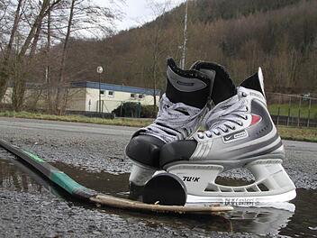 Fällt das Eishockey-Turnier am Samstag ins Wasser? Die ATS-Verantwortlichen blicken besorgt auf die Wettervorhersage. Foto: Jochen Nützel