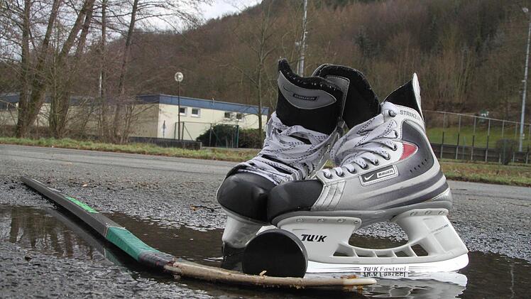 Fällt das Eishockey-Turnier am Samstag ins Wasser? Die ATS-Verantwortlichen blicken besorgt auf die Wettervorhersage. Foto: Jochen Nützel