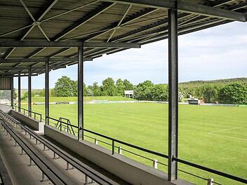 Nicht nur die Position der Tribüne, die am unteren Rand des Platzes steht, ist in Vestenbergsgreuth außergewöhnlich, sondern vor allem der Duft verschiedener Teesorten, den der Wind aus der nahen Fabrik heranträgt.  Fotos: Martin Kreklau