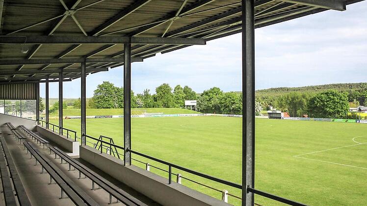 Nicht nur die Position der Tribüne, die am unteren Rand des Platzes steht, ist in Vestenbergsgreuth außergewöhnlich, sondern vor allem der Duft verschiedener Teesorten, den der Wind aus der nahen Fabrik heranträgt.  Fotos: Martin Kreklau