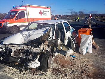 Dieser Ford Fiesta kollidierte auf der B 470 bei Lonnerstadt mit dem Gegenverkehr.  Foto: Merzbach/News5