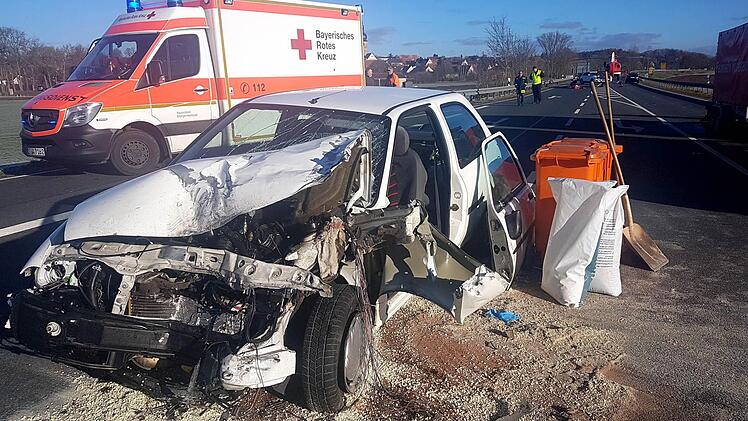 Dieser Ford Fiesta kollidierte auf der B 470 bei Lonnerstadt mit dem Gegenverkehr.  Foto: Merzbach/News5