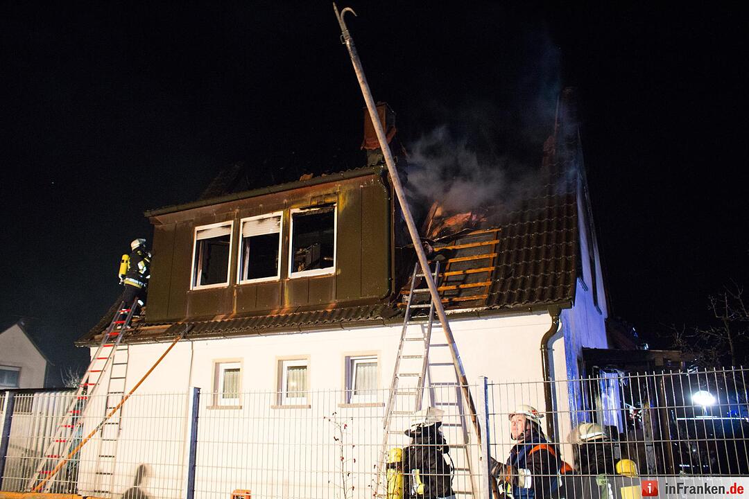 Wohnhaus wird durch Blitzschlag ein Raub der Flammen - Bewohner können sich rechtzeitig retten - Brand hält rund 100 Feuerwehrleute in Atem