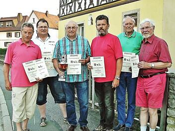 Mit Urkunden ehrte der Trimm-Dich-Club Woffendorf seine erfolgreichsten Spieler im Tischtennis-Einzel und - Doppel. Karl-Heinz Rehm (Dritter von links), der zum 25. Mal in Folge Vereinsmeister wurde, erhielt zus&auml;tzlich einen Pokal. Ausgezeichnet wurden au&szlig;erdem (von links) Bernhard Kraus, Hubert G&ouml;hl, J&uuml;rgen B&ouml;ttcher, Manfred Lindner und Leopold Frommelt. Foto: Bernd Kleinert