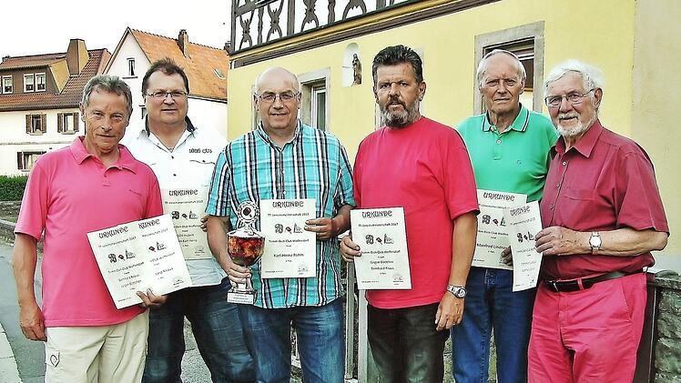 Mit Urkunden ehrte der Trimm-Dich-Club Woffendorf seine erfolgreichsten Spieler im Tischtennis-Einzel und - Doppel. Karl-Heinz Rehm (Dritter von links), der zum 25. Mal in Folge Vereinsmeister wurde, erhielt zus&auml;tzlich einen Pokal. Ausgezeichnet wurden au&szlig;erdem (von links) Bernhard Kraus, Hubert G&ouml;hl, J&uuml;rgen B&ouml;ttcher, Manfred Lindner und Leopold Frommelt. Foto: Bernd Kleinert