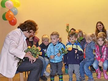 Jedes Kind verabschiedete sich von der Kindergartenleiterin Marga Gwosdek mit einer Rose.