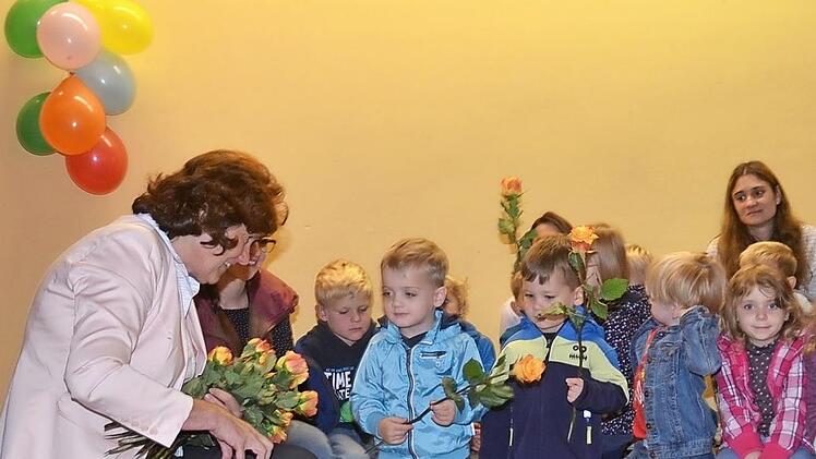 Jedes Kind verabschiedete sich von der Kindergartenleiterin Marga Gwosdek mit einer Rose.
