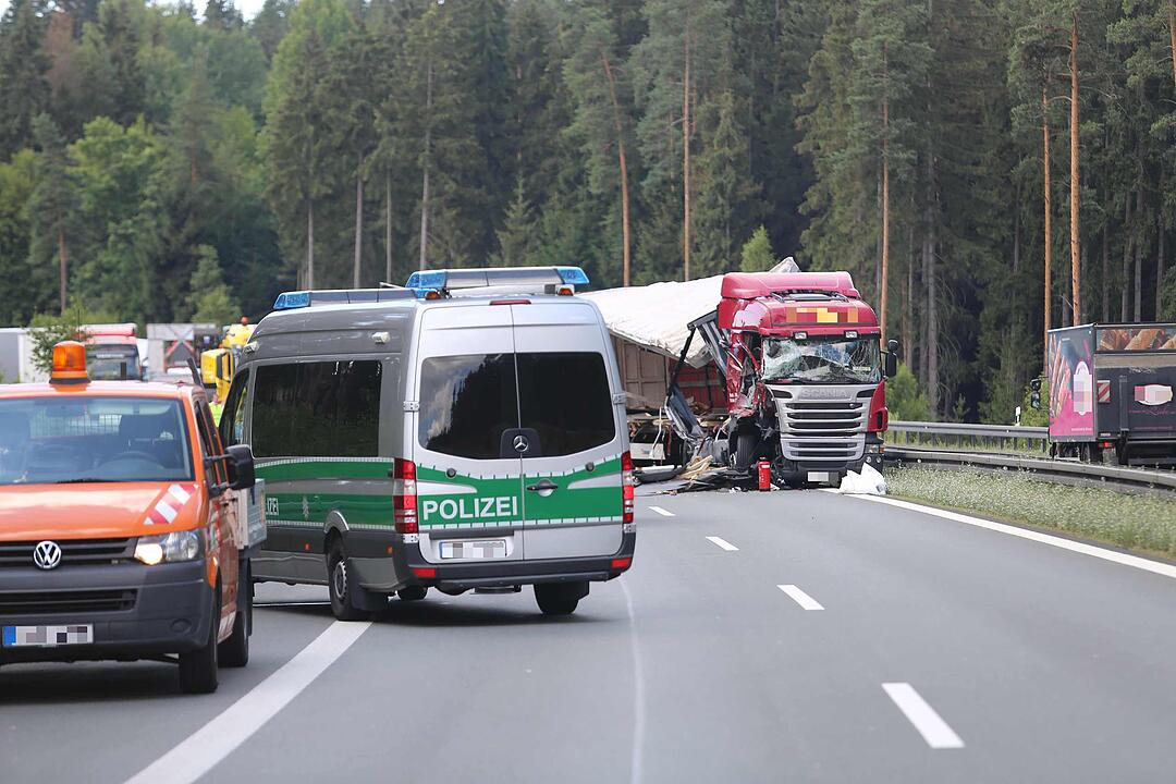 Lkw-Unfall auf A93: Stahlplatten fliegen vom Sattelzug