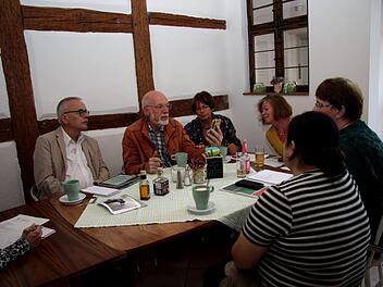 Die Ehrenamtlichen der Flüchtlingsbetreuung in Herzogenaurach schildern Uwe Kekeritz (links) die aktuelle Situation der nach Tschetschenien  abgeschobenen Familie.Richard Sänger