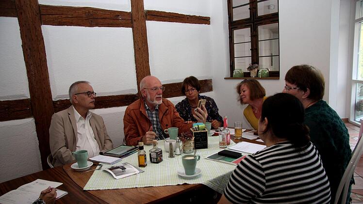 Die Ehrenamtlichen der Flüchtlingsbetreuung in Herzogenaurach schildern Uwe Kekeritz (links) die aktuelle Situation der nach Tschetschenien  abgeschobenen Familie.Richard Sänger