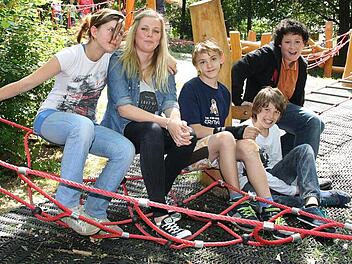 Sozialarbeiterin Melanie Faulhaber (2. von links) vom sonderpädagogischen Förderzentrum Saaletal führt Gespräche außerhalb des Unterrichts mit (von links) Francesca, Sebastian, Lukas und Kay. Foto: Ralf Ruppert/Archiv