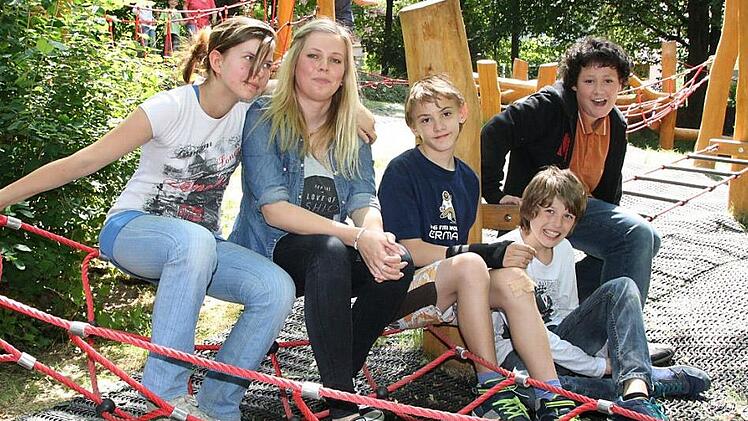 Sozialarbeiterin Melanie Faulhaber (2. von links) vom sonderpädagogischen Förderzentrum Saaletal führt Gespräche außerhalb des Unterrichts mit (von links) Francesca, Sebastian, Lukas und Kay. Foto: Ralf Ruppert/Archiv