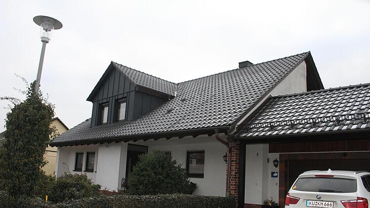 Auf den ersten Blick ist das Haus von Karlheinz Wildgrube "ganz normal". Als der Ingenieur aus Mainleus in Rente ging, hat er sein Haus aus dem Jahr 1978 mit einer Luft-Wasser-Wärmepumpe ausgestattet. Später hat er die Dacheindeckung erneuert, eine Photovoltaikanlage und einen Stromspeicher eingebaut. Inzwischen spart er 90 Prozent der Heiz- und Stromkosten. Sonny Adam