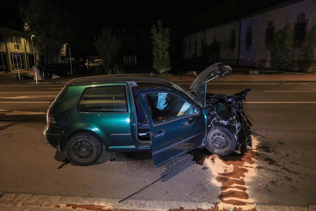 Bamberg: Auto kracht in Taxi - Verursacher flüchtet und lässt Verletzte zurück