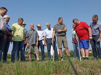 So könnte es gehen:  Frank Weber (Vierter von rechts) zeigt, wie mit einer Legeflinte Mäusegift gefahrlos für den Rest der Tierwelt im Itzgrund in  Löcher und Gänge gelegt werden kann. Aber selbst diese punktuelle Bekämpfung ist laut  Gesetzeslage nicht mehr erlaubt.Foto.Berthold Köhler