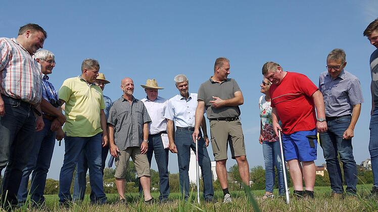 So könnte es gehen:  Frank Weber (Vierter von rechts) zeigt, wie mit einer Legeflinte Mäusegift gefahrlos für den Rest der Tierwelt im Itzgrund in  Löcher und Gänge gelegt werden kann. Aber selbst diese punktuelle Bekämpfung ist laut  Gesetzeslage nicht mehr erlaubt.Foto.Berthold Köhler