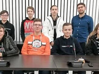 Das neue Strullendorfer Jugendparlament hatte sich zu seiner konstituierenden Sitzung im Strullendorfer B&uuml;rgersaal versammelt. Foto: asp