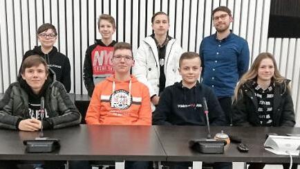 Das neue Strullendorfer Jugendparlament hatte sich zu seiner konstituierenden Sitzung im Strullendorfer B&uuml;rgersaal versammelt. Foto: asp