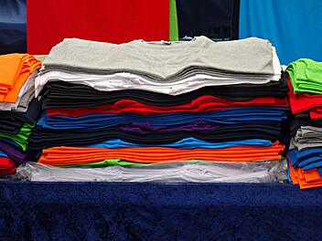 T-Shirts. Symbolfoto: Mabel Amber / Pixabay