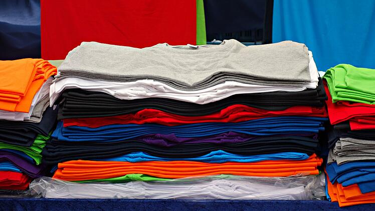 T-Shirts. Symbolfoto: Mabel Amber / Pixabay