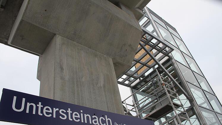 Auf einer Seite ist die Plattform zwischen Überführung und Aufzug schon installiert. Foto: Sonny Adam