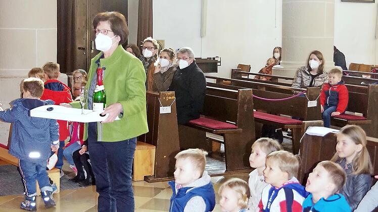 Kinderpflegerin Angela Bauer (stehend) wurde zu ihrem Eintritt in den Ruhestand mit vielen guten Wünschen, Geschenken, Tänzen und Liedbeiträgen bedacht.
