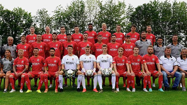 Mit diesem Kader geht der TSV Aubstadt in die Saison 2021/22 in der Regionalliga Bayern: Joshua Endres (hinten von links), Max Schebak, Lennart Seufert, Chris-Stephan Dierke, Michael Dellinger, Steffen Behr, Marcel Volkmuth, Ben M&uuml;ller, Leon Heinze sowie (Mitte von links) Zeugwart Peter Grunau, Teammanager G&uuml;nter Schirling, Dominik Grader, Christian K&ouml;ttler, Tim H&uuml;ttl, Christopher Bieber, Julius Benkenstein, Bj&ouml;rn Sch&ouml;nwiesner, Daniel Leicht, Andre Rumpel, Torwarttrainer Christian Mack, Train...