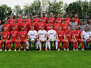 Mit diesem Kader geht der TSV Aubstadt in die Saison 2021/22 in der Regionalliga Bayern: Joshua Endres (hinten von links), Max Schebak, Lennart Seufert, Chris-Stephan Dierke, Michael Dellinger, Steffen Behr, Marcel Volkmuth, Ben Müller, Leon Heinze sowie (Mitte von links) Zeugwart Peter Grunau, Teammanager Günter Schirling, Dominik Grader, Christian Köttler, Tim Hüttl, Christopher Bieber, Julius Benkenstein, Björn Schönwiesner, Daniel Leicht, Andre Rumpel, Torwarttrainer Christian Mack, Train...