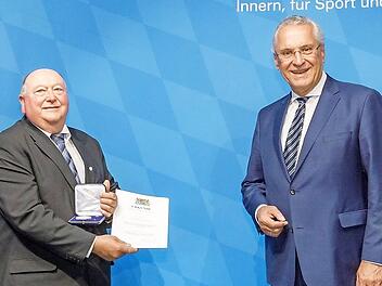 Ludwig B&auml;uerlein (l.) wurde von Innenminister Joachim Herrmann in Bayreuth geehrt.